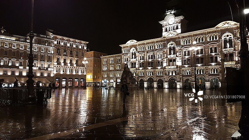 夜间的里雅斯特意大利统一广场图片素材