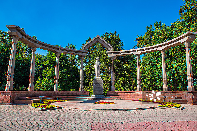 吉尔吉斯斯坦比什凯克橡树公园的库尔曼江·达特卡雕像图片素材