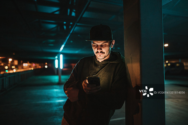 男子在夜晚使用手机图片素材