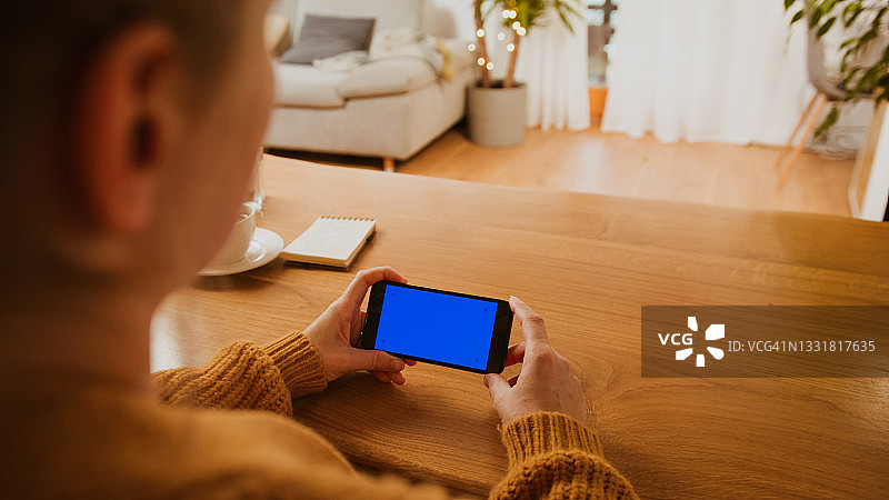 使用带色度键屏幕智能手机的女人图片素材