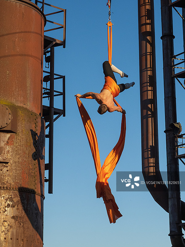 工业环境中的男人高空表演者图片素材
