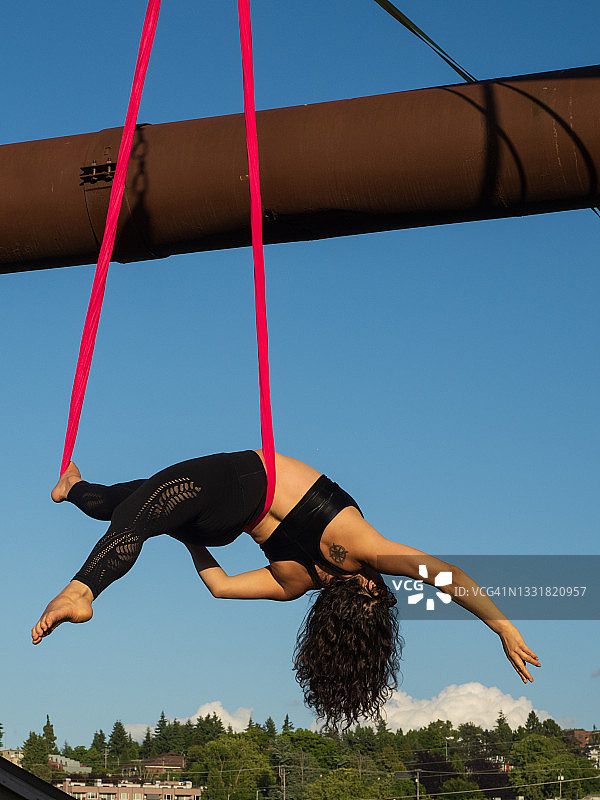 华盛顿州西雅图煤气厂公园的女性空中飞人图片素材