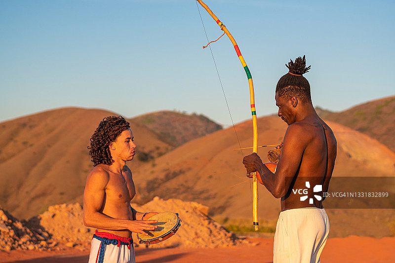 演奏贝林巴琴和打击乐器的卡波耶拉人图片素材