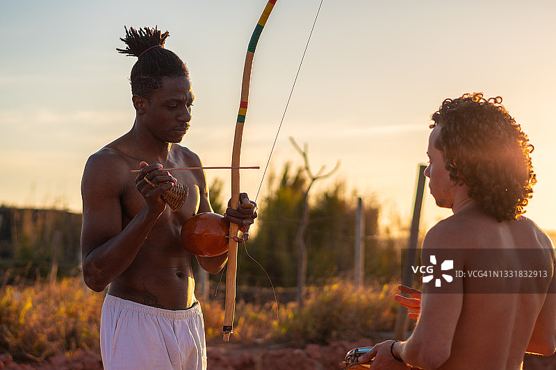 演奏贝林巴琴和打击乐器的卡波耶拉人图片素材