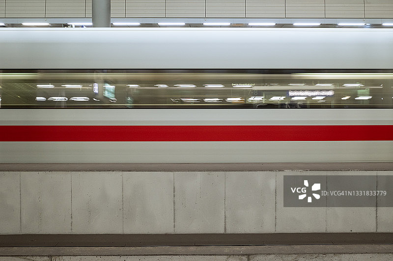 高速列车驶入站台的水平视角图片素材