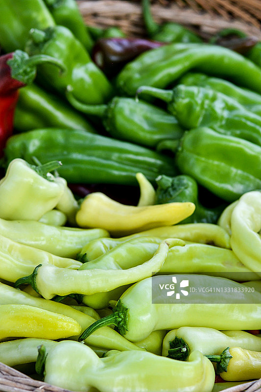 新鲜采摘的香蕉和辣椒特写，准备上市图片素材