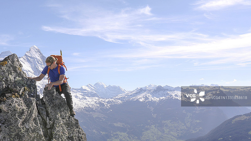 登山者攀登至山顶图片素材