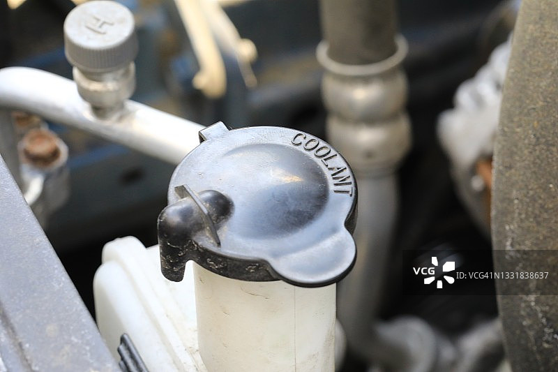 带盖的车辆防冻液容器图片素材