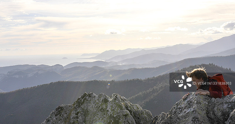 登山者攀登至山顶图片素材