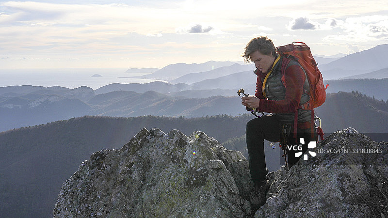 登山者在山顶放置攀岩装备以确保安全图片素材