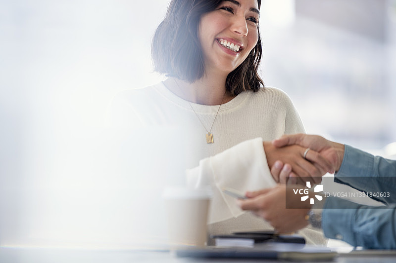 商务人士握手图片素材