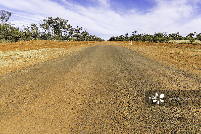 沥青路尽头，泥路开始图片素材