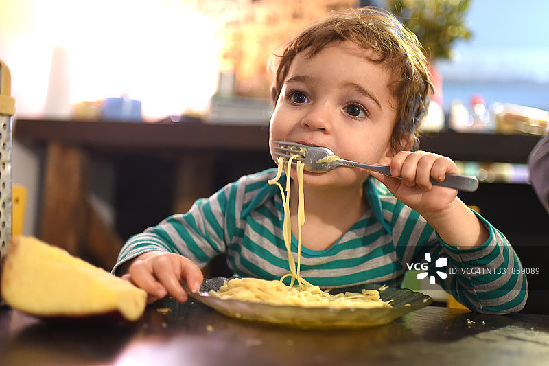 幼儿吃意大利面图片素材