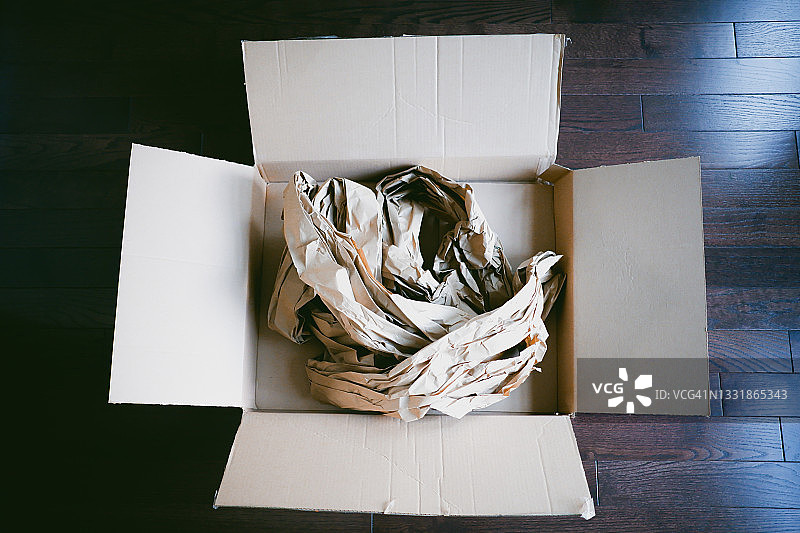 打开的带纸质包装的纸箱图片素材