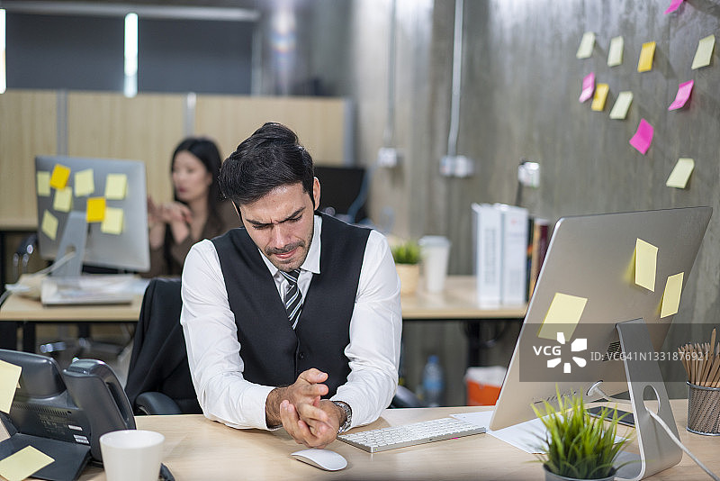 手腕疼痛的商人图片素材