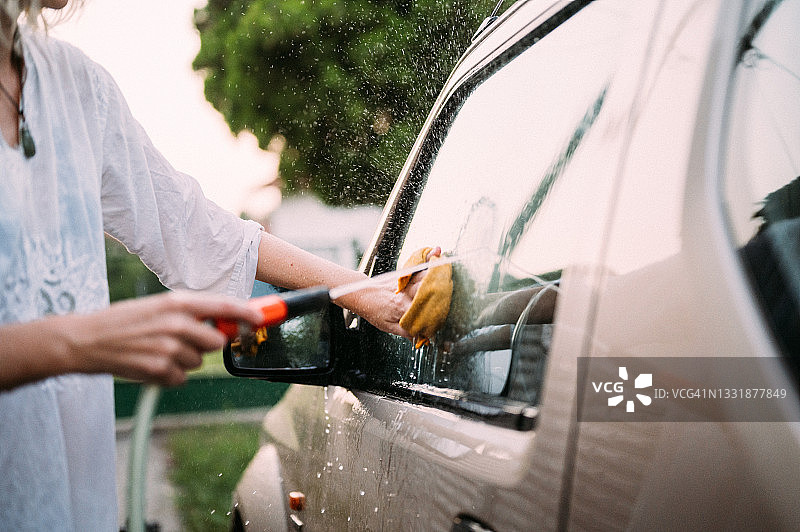 女子洗车的侧面视角图片素材