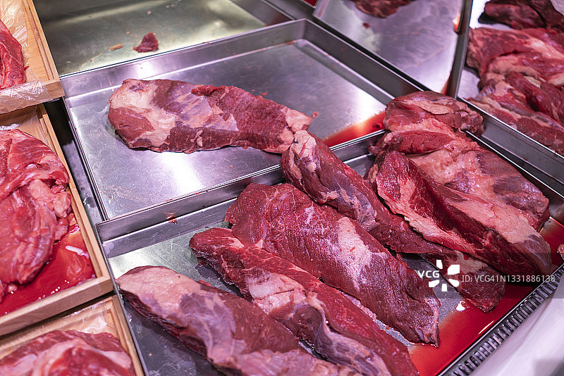 超市货架上的新鲜生肉图片素材