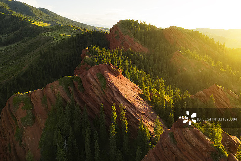 吉尔吉斯斯坦杰季-奥古兹岩层日落鸟瞰图图片素材