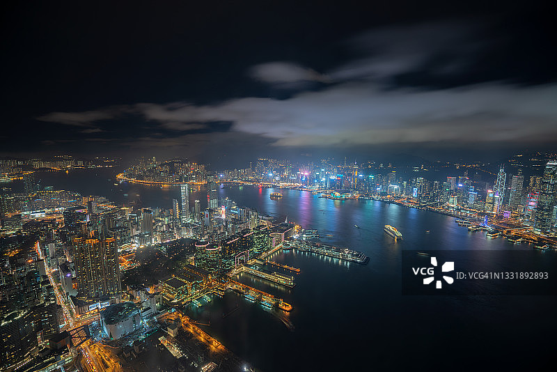 香港维多利亚港与摩天大楼夜景，九龙高空视角图片素材