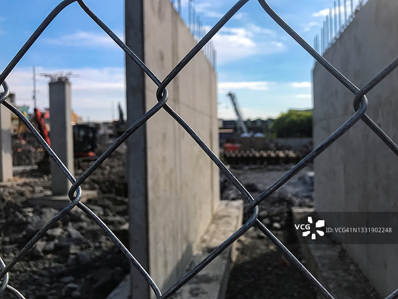 建筑工地周围的链条围栏图片素材