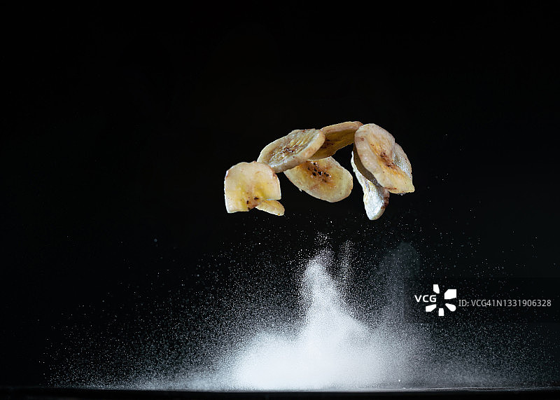 高速同步拍摄的飞在空中的炸香蕉片图片素材