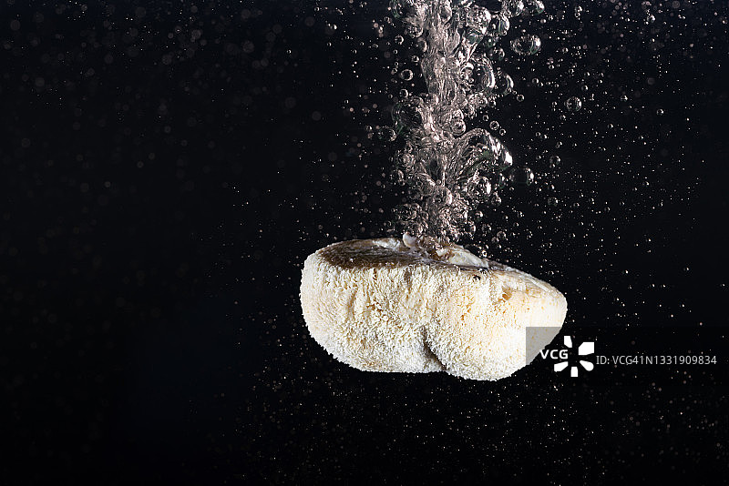 猴头菇掉入水中高速拍摄图片素材