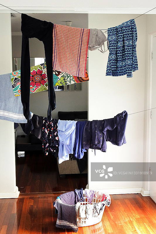 在室内晾晒湿衣服图片素材