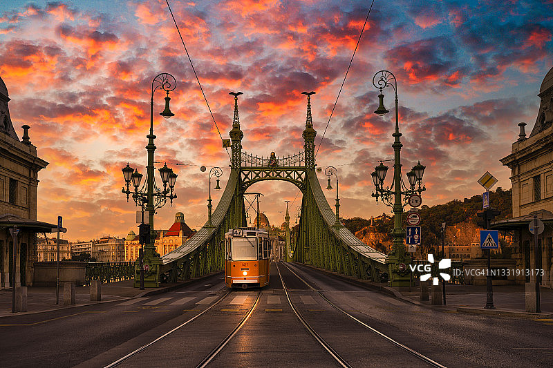 布达佩斯自由桥上美丽的日出和黄色有轨电车图片素材