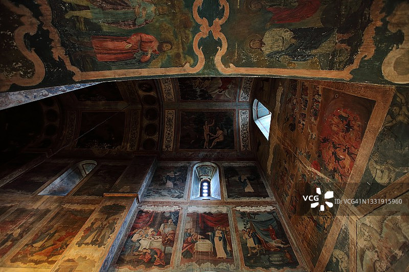 覆盖着壁画的古老教堂天花板图片素材