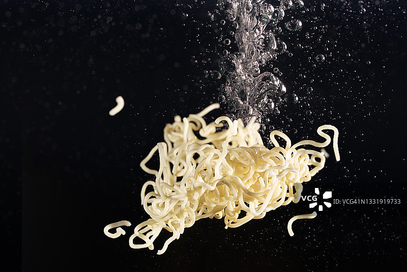 高速同步拍摄的空中飞舞的方便面图片素材