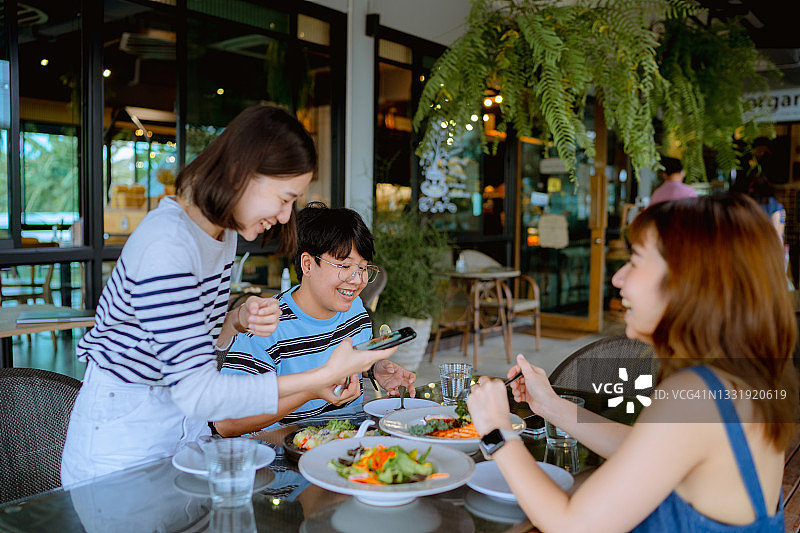 餐厅里的朋友聚餐图片素材