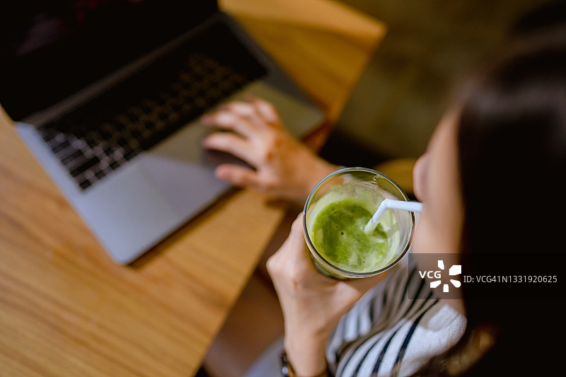 年轻女人在笔记本电脑上与朋友在线聊天图片素材