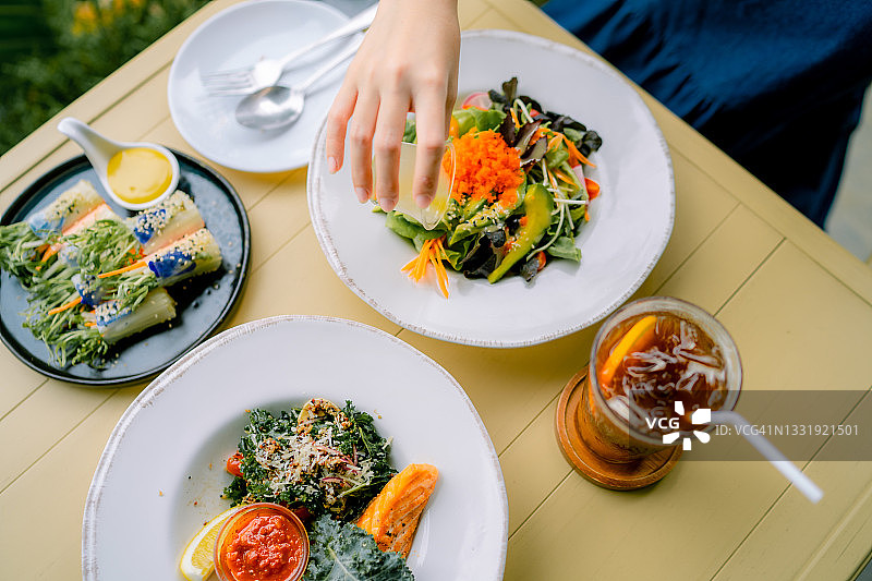 快乐的女人在餐厅享用当地美食图片素材