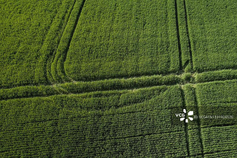 耕地，有拖拉机车辙，鸟瞰图，位于瑞士巴塞尔乡村图片素材