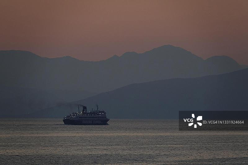 科孚岛的日出和渡轮图片素材