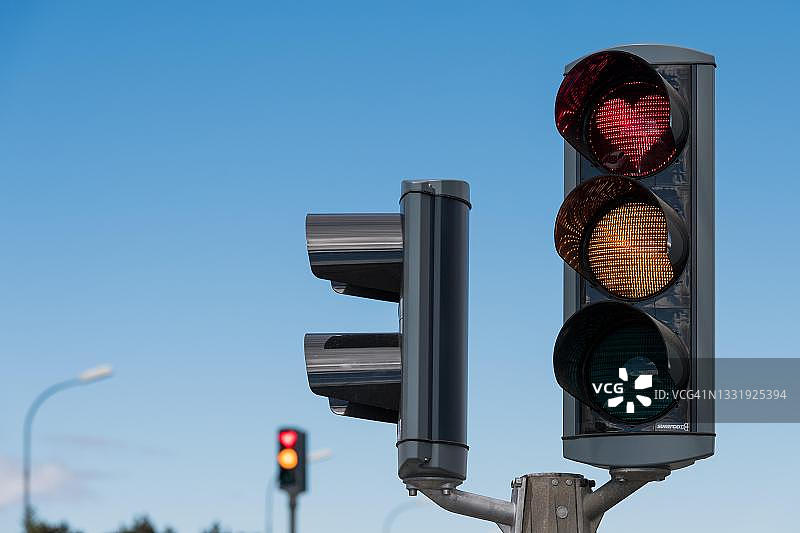 带有红色爱心的交通灯，阿克雷里，埃亚峡湾，冰岛北部，冰岛图片素材