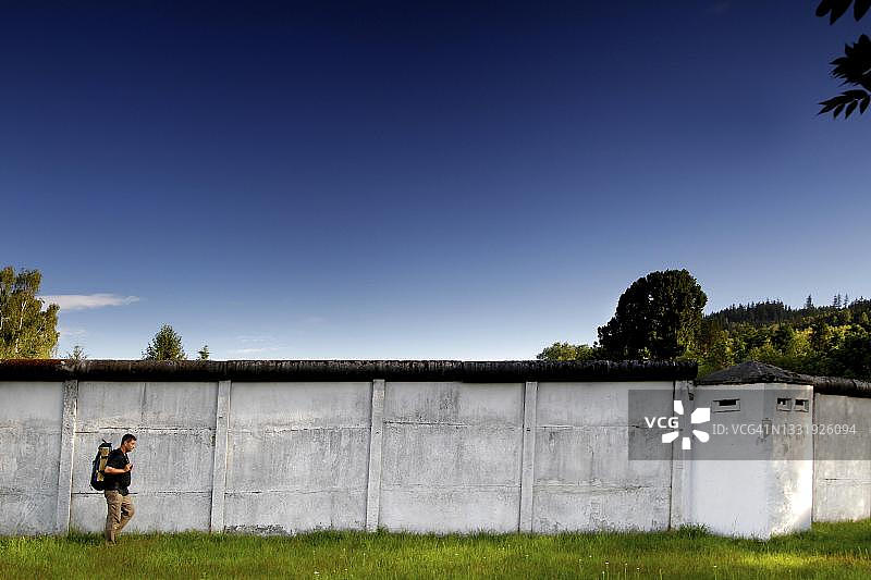 边境墙前的徒步旅行者，德国图林根州图片素材