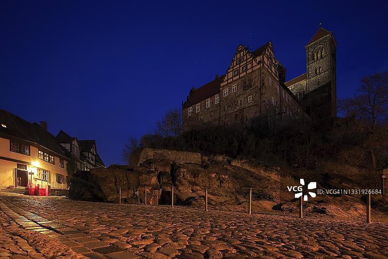 德国萨克森-安哈尔特州哈尔茨山脉奎德林堡的Schlossberg夜景图片素材