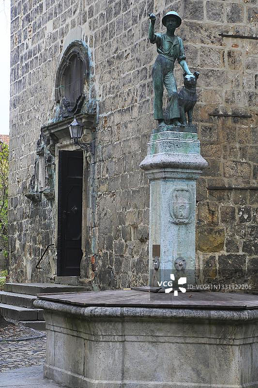 德国奎德林堡圣布莱西教堂前的竖井喷泉图片素材