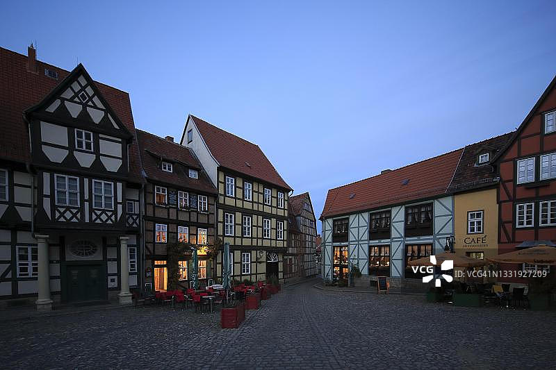 施洛斯贝格下的桁架房屋，奎德林堡，哈尔茨，萨克森-安哈尔特州，德国图片素材