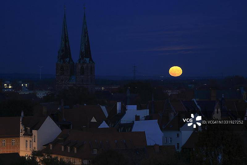 奎德林堡的月出，哈尔茨山脉，萨克森-安哈尔特州，德国图片素材