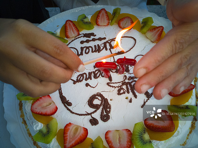 点燃的77岁生日蜡烛图片素材