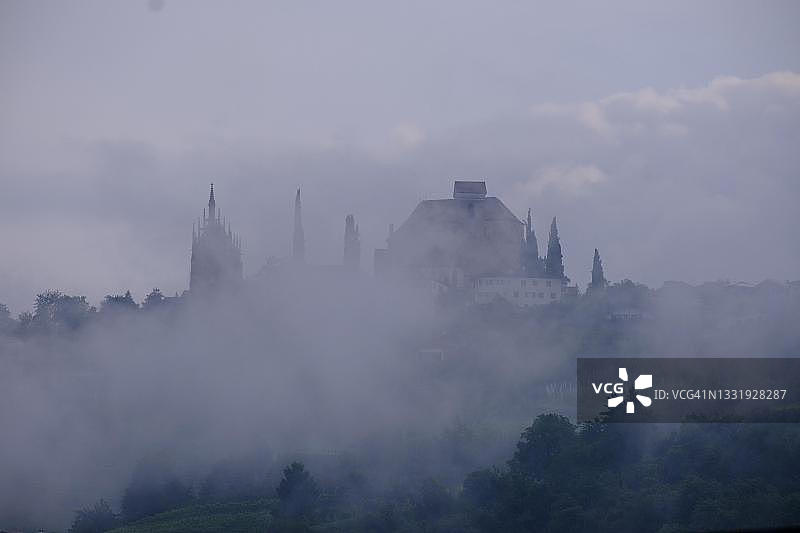 意大利梅拉诺：圣母升天陵墓教堂的云雾图片素材