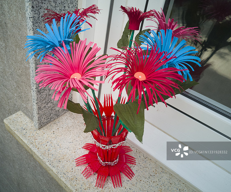 用塑料叉制作塑料花盆的手工艺品图片素材