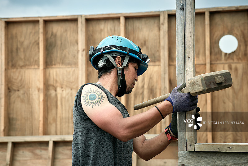 男人们在建筑工地上工作图片素材