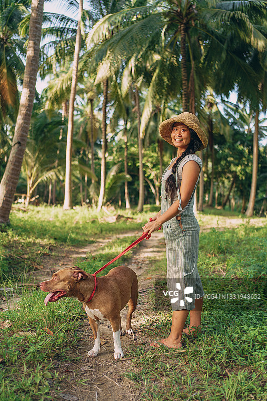 遛狗的女人图片素材