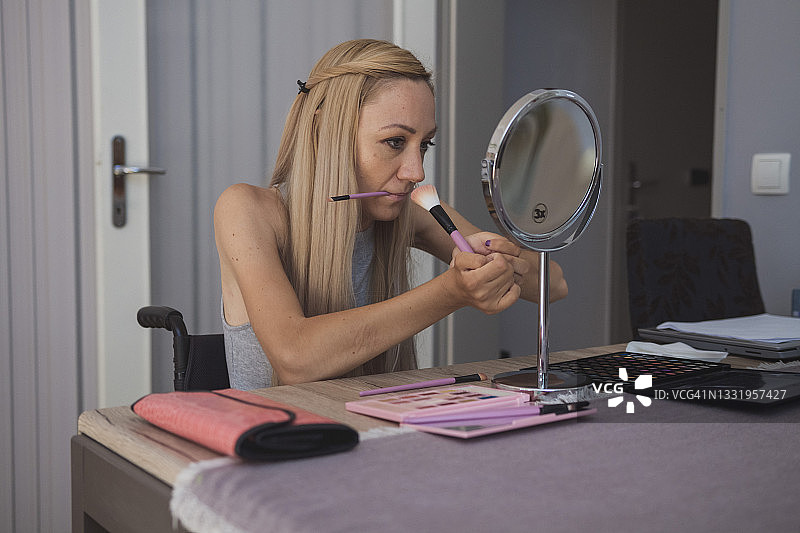 残障年轻成年女人化妆图片素材