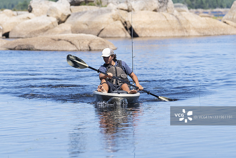 夏日皮划艇钓鱼图片素材