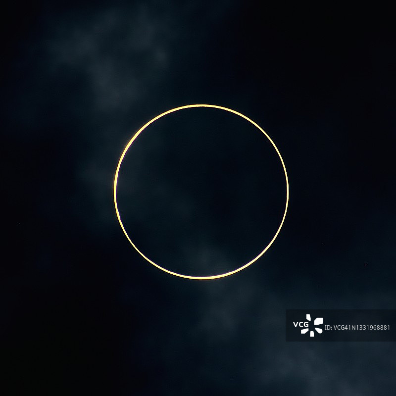 金色环状日食特写图片素材