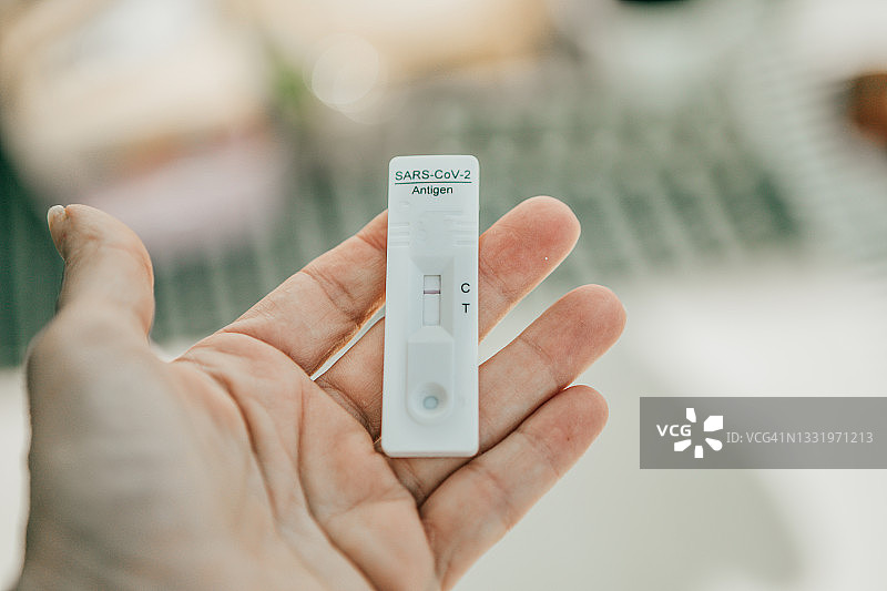 手持阴性新冠病毒检测结果图片素材